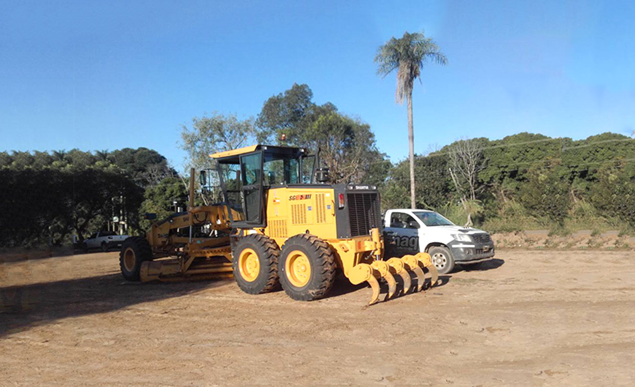 Maquina motoniveladora SG16-3 para la construcción de ampliación de carreteras en una región de Argentina